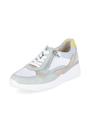 Casual sneaker met witte zool, veters aan de voorkant, zijrits en pastelkleurige panelen in lichtblauw, beige en gele accenten.