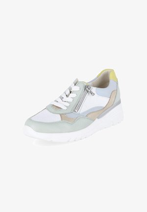 Casual sneaker met witte zool, veters aan de voorkant, zijrits en pastelkleurige panelen in lichtblauw, beige en gele accenten.