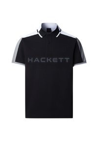 Camisa polo negra con acentos grises, que presenta un cuello, mangas cortas y la palabra "HACKETT" en prominente letra gris a lo largo del pecho.
