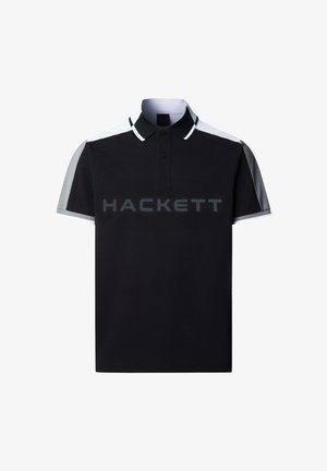 Schwarzes Poloshirt mit grauen Akzenten, ausgestattet mit einem Kragen, kurzen Ärmeln und dem Wort "HACKETT" in auffälligen grauen Buchstaben über der Brust.