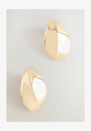 Cercei din metal auriu, cu o formă netedă și rotunjită, având o suprafață strălucitoare, cu curbe subtile și un design contemporan.