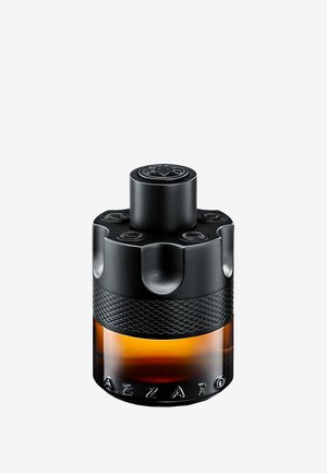 Schwarze und bernsteinfarbene zylindrische Flasche, die einem Revolverzylinder mit strukturiertem Griff ähnelt, am Boden mit "AZZARO" beschriftet.