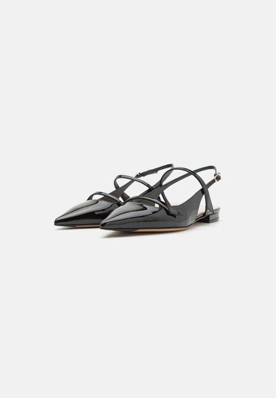 Čierne lakované kožené slingback baleríny s ostrými špičkami, krížovými remienkami a malým opätkom. Hladká textúra s lesklým povrchom.
