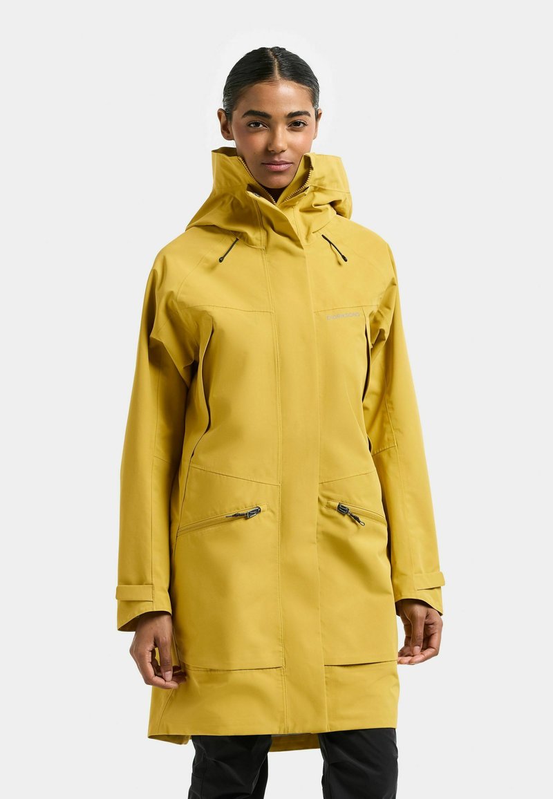 Veste imperméable jaune avec un col montant et une capuche ajustable. Comprend deux poches zippées et une coupe droite.