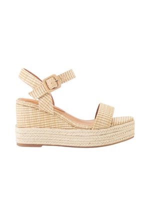 Sandalia de cuña beige tejida con correa en el tobillo, cierre de hebilla y suela con plataforma trenzada diseñada para uso casual.