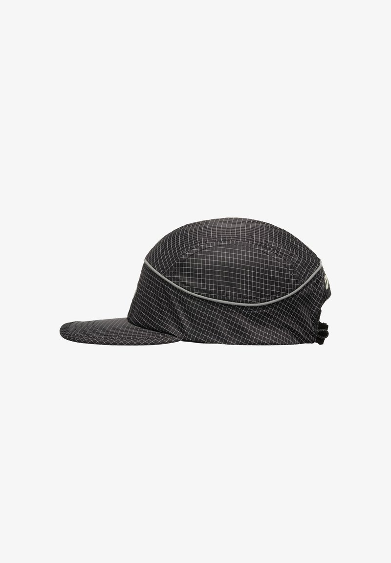 Casquette extérieure noire avec motif à carreaux blancs, visière incurvée et bordure réfléchissante le long du bord supérieur.