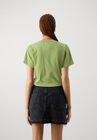 YAS YASFABIAN KNOT TEE - Marškinėliai su spaudiniu - grasshopper