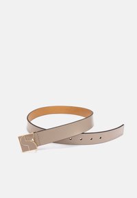 Cinturón de cuero taupe suave con hebilla geométrica en tono dorado. Cuenta con cinco agujeros de ajuste y un diseño elegante y minimalista.