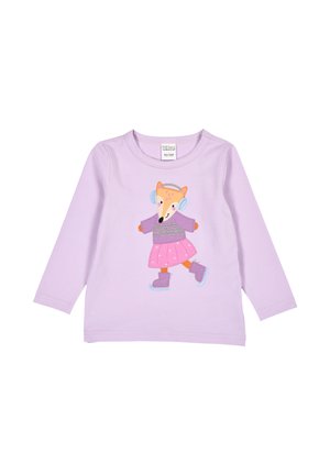 Chemise à manches longues lavande ornée d'un renard brodé portant des écouteurs, d'une jupe rose et de bottes violettes, avec des motifs décoratifs.