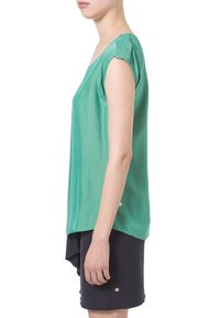 Zelený saténový top s volným střihem, kulatým výstřihem a krátkými rukávy; má volně splývající lem a decentní knoflíkovou detail na boku.