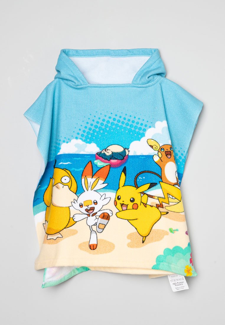 Hooded poncho met een strandscène en Pokémon-personages. Gemaakt van zachte stof, voornamelijk lichtblauw met kleurrijke graphics en accenten.