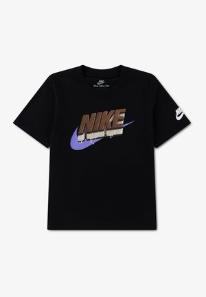 Tricou negru cu mâneci scurte de la Nike, cu un logo mov în formă de swoosh și textul "NIKE" pe față, proiectat să arate ca ciocolată topită, logo alb Nike pe mânecă.