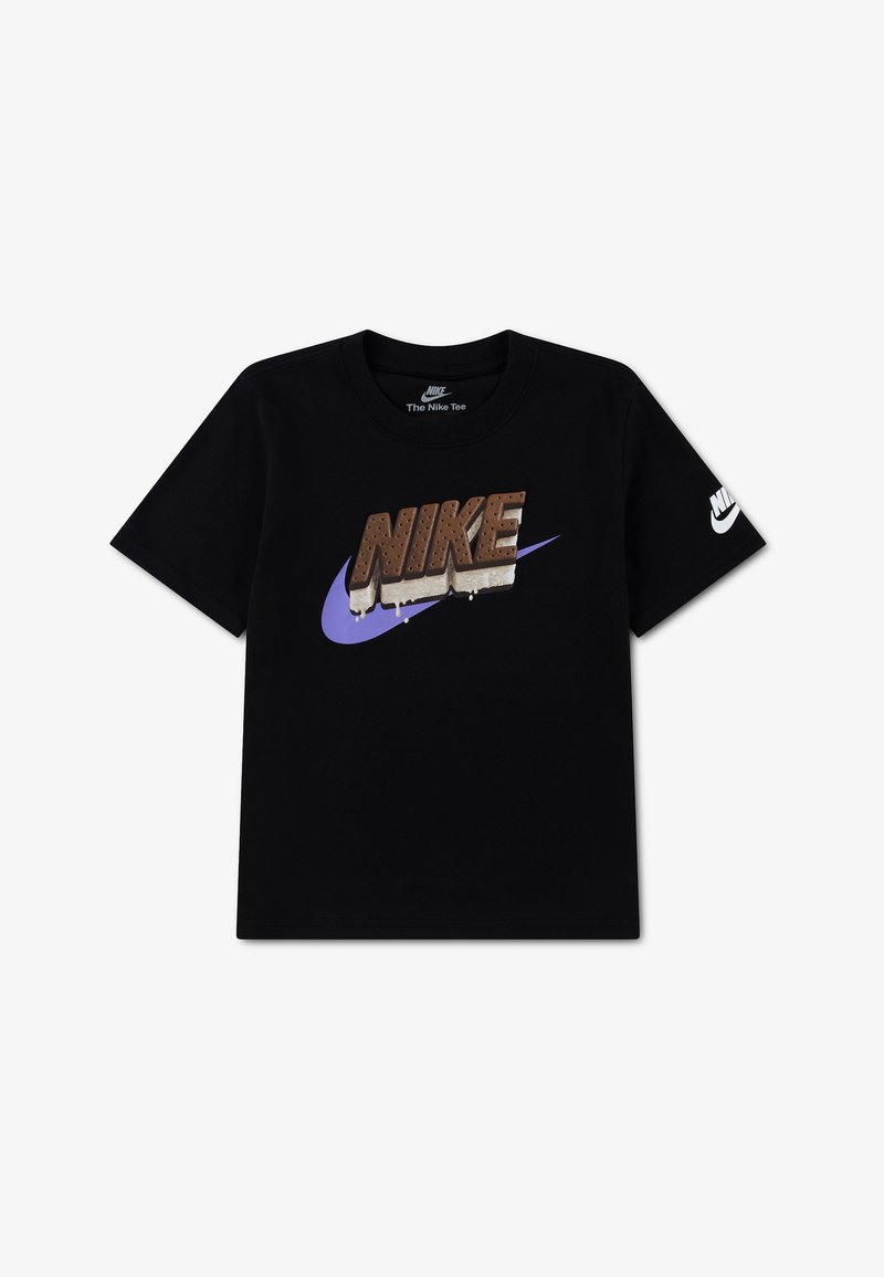 Čierne tričko s krátkym rukávom značky Nike s fialovým logom Swoosh a nápisom "NIKE" navrhnutým tak, aby vyzeral ako topiaca sa čokoláda na prednej strane, biele logo Nike na rukáve.