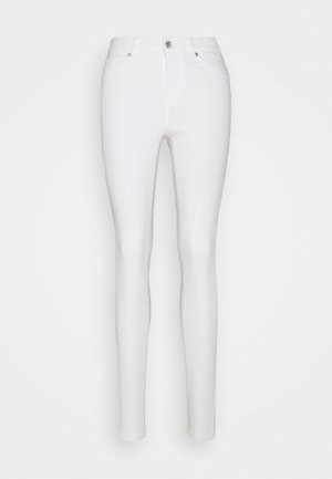 Białe, obcisłe spodnie z wysokim stanem, z przodu zapinane na guziki i wyposażone w kieszenie, pokazane na jasnym, jednolitym tle.