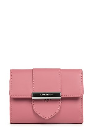 Portafoglio in pelle rosa con chiusura a patta, dotato di un gancio metallico argento e un accento appuntito. Texture liscia e dettagli di cucitura visibili.