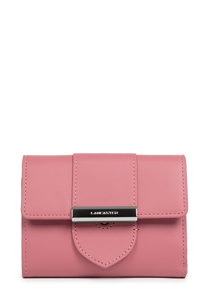 Roze leren portemonnee met een klepsluiting, voorzien van een zilverkleurige metalen sluiting en een puntige accent. Glad oppervlak en zichtbare gestikte details.