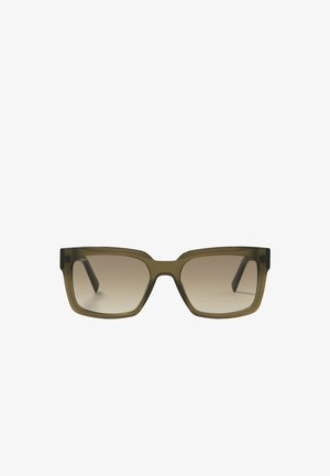 Prostokątne okulary przeciwsłoneczne z oliwkowozieloną przezroczystą oprawką, gradientowymi brązowymi soczewkami i czarnymi akcentami na zausznikach. Gładka faktura i minimalne detale.