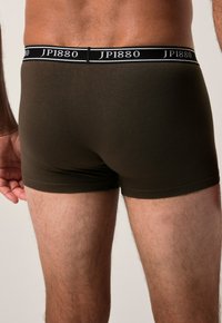Tmavě olivově zelené boxerky s černým elastickým páskem, na kterém je bílý text "JP1880". Měkký materiál a přiléhavý design.
