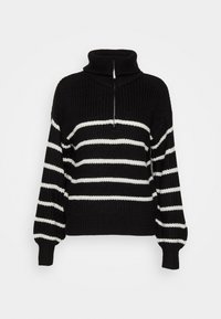 Gestreifter Pullover in Schwarz und Weiß mit hohem Rollkragen und einem halben Reißverschluss. Stricktextur und leicht puffige Ärmel.
