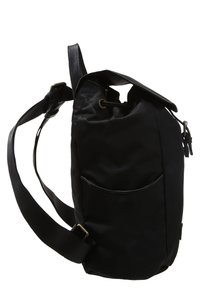 Černý látkový batoh s nastavitelnými popruhy, přední kapsou, stahovací šňůrkou a horním víkem se sponou na bílém pozadí.