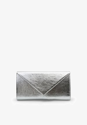 Pochette borsa da sera metallica color argento con finitura testurizzata, forma rettangolare e chiusura a patta triangolare.