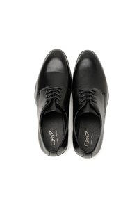 Scarpe eleganti da uomo in pelle nera con finitura liscia, punta arrotondata e design tradizionale con lacci. Sono visibili le solette testurizzate con il marchio.