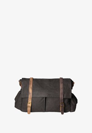 Borsa a tela scura con manici in pelle marrone, design a risvolto e tasche frontali. Presenta una texture robusta e cuciture rinforzate.