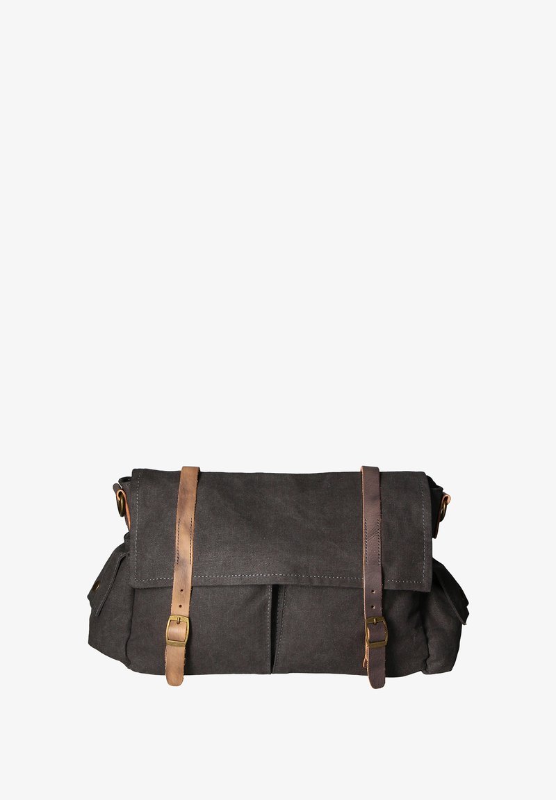 Borsa a tela scura con manici in pelle marrone, design a risvolto e tasche frontali. Presenta una texture robusta e cuciture rinforzate.