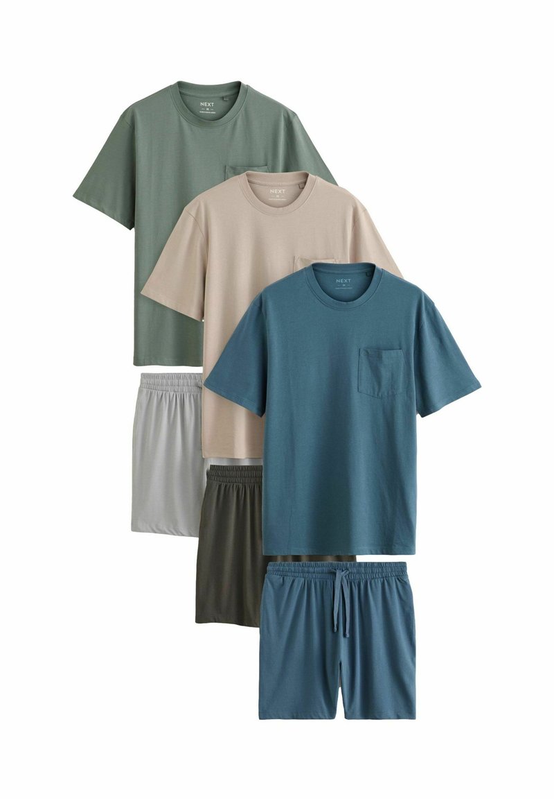 Fyra uppsättningar av avslappnad klädsel: två t-shirts med kort ärm i grönt, beige och blått, tillsammans med matchande shorts i grått och mörkgrönt.