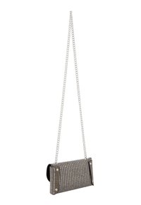 Lánccal díszített válltáska szőtt anyagból, téglalap alakú, szürke és bézs színben, dekoratív stúdokkal.