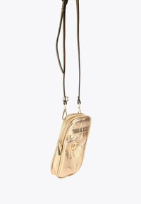 Piccola borsa a tracolla metallizzata oro con motivo in rilievo, tasca frontale con zip, zip dorata e tracolla regolabile, appesa su sfondo bianco.