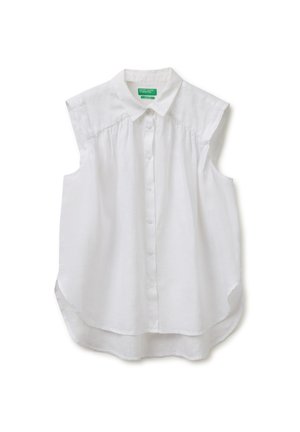 Blouse blanche sans manches à boutons, avec col, empiècement froncé et ourlet asymétrique, présentée sur un fond blanc.