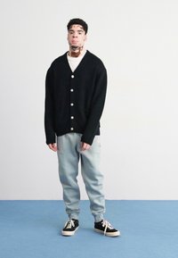 Nike Sportswear JOGGER   - Treniņtērpa apakšdaļas - light pumice