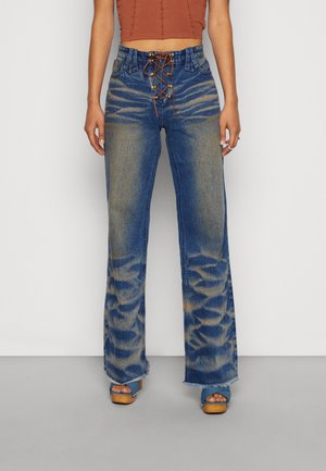 LOW RISE BOYFRIEND FIT JEANS WITH SPRAY HEM EMBELLISHED POCKET - Flared Jeans - multi