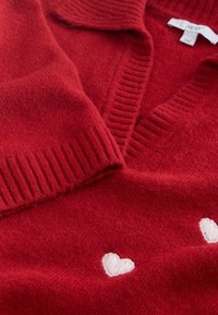 No seleccionado, red heart embroidery