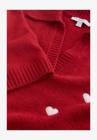 Nevybrané, red heart embroidery