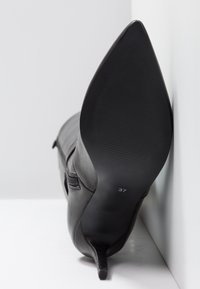 KIOMI Botas de tacón - black