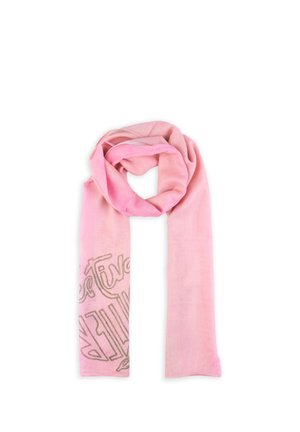 Jasnoróżowy szalik złożony w pętlę z widoczną częścią błyszczącego wzoru tekstowego na jednym końcu na białym tle.