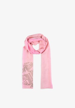 Jasnoróżowy szalik złożony w pętlę z widoczną częścią błyszczącego wzoru tekstowego na jednym końcu na białym tle.