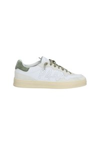 Baskets blanches avec des accents en suède vert, matériaux texturés, design perforé sur le côté, lacets ronds et semelle en caoutchouc beige.