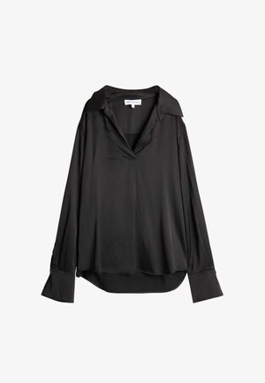 Svart silkeskjorte med bred krage og V-hals. Har lange, løse ermer med knappede mansjetter. Glatt tekstur og rene linjer.