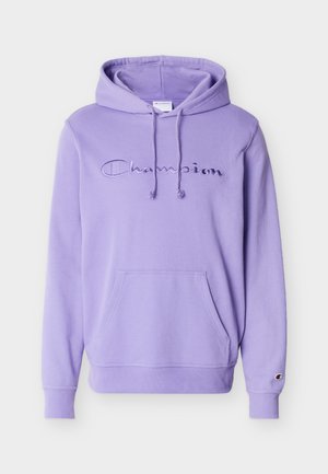 Hanorac Champion lavandă cu buzunar frontal, glugă cu șnur și logo Champion brodat pe piept, plus un logo mic pe manșeta mânecii stângi.
