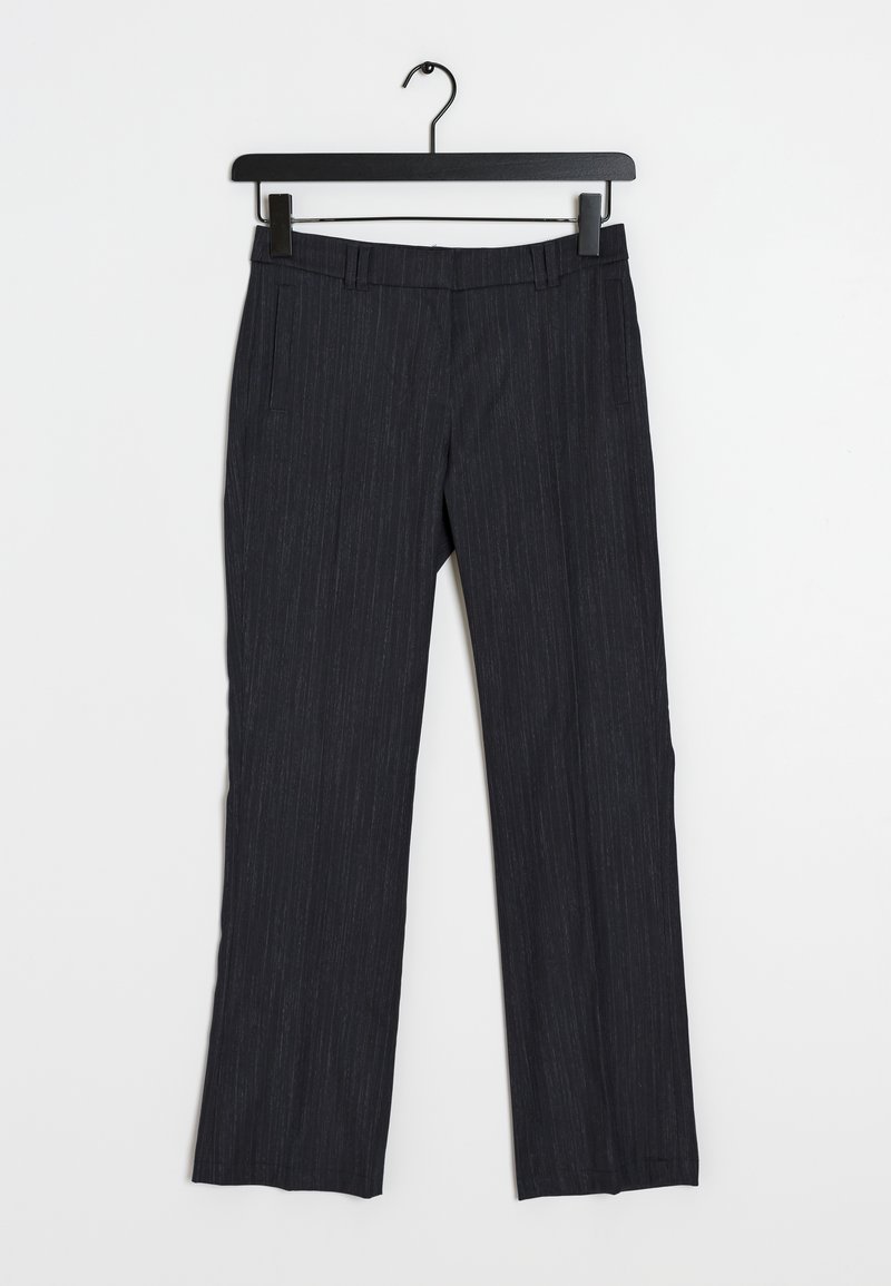 Dunkelgraue Nadelstreifen-Hosen im geraden Schnitt, mit Gürtelschlaufen und seitlichen Taschen, hängen an einem schwarzen Kleiderbügel vor einem weißen Hintergrund.