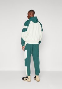 Venum ATTACK 90 JOGGERS - Trainingsbroek - forest green/ice