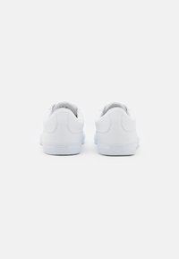 Lacoste LEROND JUNIOR TRAINERS Zapatillas white/blanco