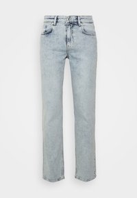 Ljusblå denimjeans med rak benstorlek, femficksdesign och subtila slitningar framtill. Knappar och dragkedjeslutning.