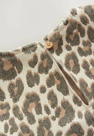 Tessuto con stampa leopardata in tonalità beige, marrone e nera. Presenta una chiusura a bottoni e un breve spacco sul collo. Superficie texturizzata.