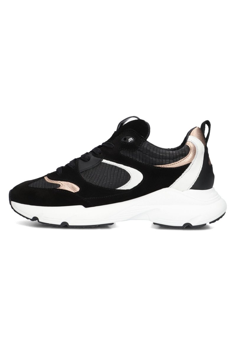 Zwarte suede en mesh sneaker met witte en roségouden accenten, ronde vorm, vetersysteem en gedetailleerde textuur aan de zijkant.