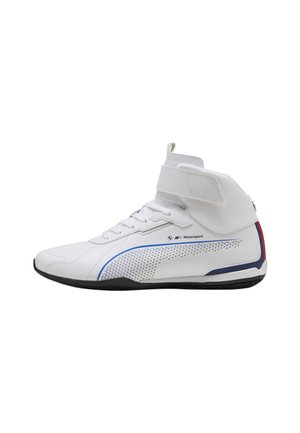 Baskets de course blanches à tige haute, avec des accents bleus et rouges, des panneaux perforés et une sangle Velcro pour un maintien sécurisé.