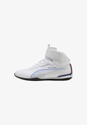 Zapatillas de carrera blancas con un diseño de caña alta, que presentan acentos azules y rojos, paneles perforados y una correa de Velcro para un ajuste seguro.